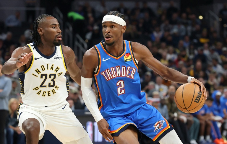 الكندي شاي غيلجوس-ألكسندر (إلى اليمين) خلال مباراة فريقه أوكلاهوما سيتي ثاندر أمام إنديانا بايسرز في إنديانابوليس في 23 تشرين الأول/أكتوبر 2025