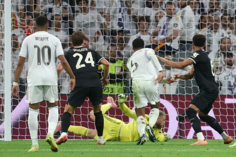 بيلينغهام سجّل هدف الفوز لريال مدريد الاسباني بمرمى يوفنتوس الإيطالي خلال مواجهة الفريقين ضمن دوري أبطال اوروبا لكرة القدم الأربعاء في 22 تشرين الاول/اكتوبر 2025