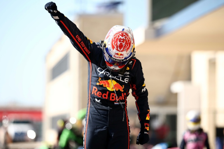 الهولندي ماكس فيرستابن سائق ريد بول فرحا بفوزه في جائزة الولايات المتحدة الكبرى على حلبة الأميركيتين في 19 تشرين الأول/أكتوبر 2025 في أوستن، تكساس