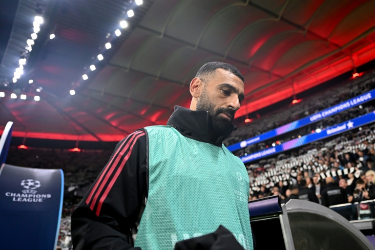 مهاجم ليفربول الانكليزي الدولي المصري محمد صلاح قبل المباراة ضد أينتراخت فرانكفورت الألماني في الدولة الثالثة من مسابقة دوري أبطال أوروبا في فرانكفورت، غرب ألمانيا، في 22 تشرين الأول/أكتوبر 2025