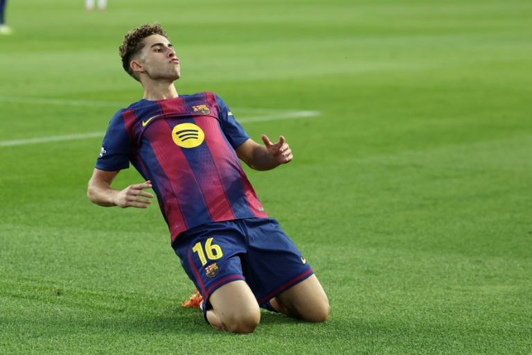 لاعب خط وسط برشلونة الإسباني فيرمين لوبيس فرحا بافتتاحه التسجيل أمام أولمبياكوس في الملعب الاولمبي لويس كومبانيس في برشلونة في 21 تشرين الأول/أكتوبر 2025