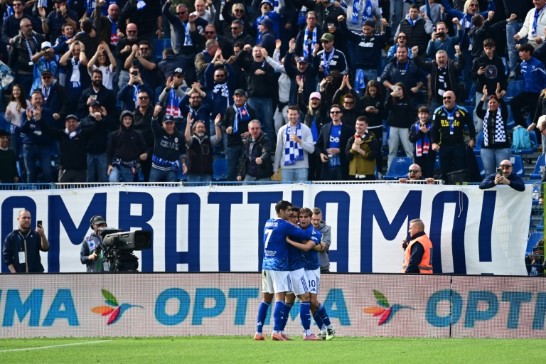 لاعبو كومو يحتفلون بهدف ثان في مرمى يوفنتوس ضمن الدوري الإيطالي لكرة القدم. ملعب جيوسيبي سينيغاليا، كومو، في 19 تشرين الأول/أكتوبر 2025