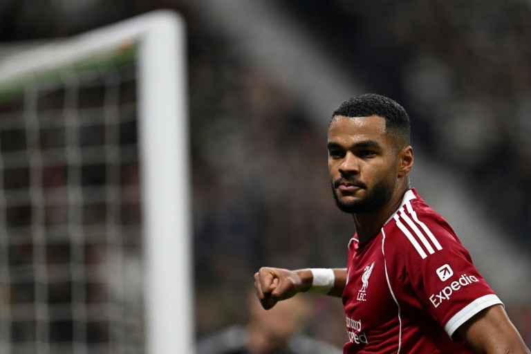 مهاجم ليفربول الهولندي كودي خاكبو محتفلا بتسجيل هدف فريقه الرابع في مرمى اينتراخت فرانكفورت الالماني في دوري ابطال اوروبا. 22 تشرين الاول/امتوبر 2025