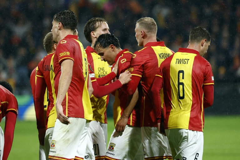 لاعبو غو أهيد إيغلز الهولندي يحتفلون بالهدف الثاني الذي سجله ماتس دايل في مرمى أستون فيلا الإنكليزي خلال مباراتهما في مسابقة 