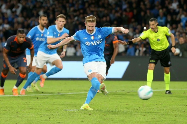 لاعب وسط نابولي الدولي البلديكي كيفن دي بروين لحظة تنفيذه ركلة جزاء التي افتتح منها التسجيل في مرمى إنتر (3-1) في الدوري الايطالي في نابولي في 25 تشرين الأول/أكتوبر 2025