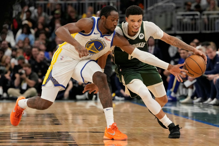 لاعب ميلووكي باكس راين رولينز خلال مواجهة غولدن ستايت ووريرز ضمن دوري كرة السلة الاميركي للمحترفين الخميس في 30 تشرين الأول/اكتوبر 2025