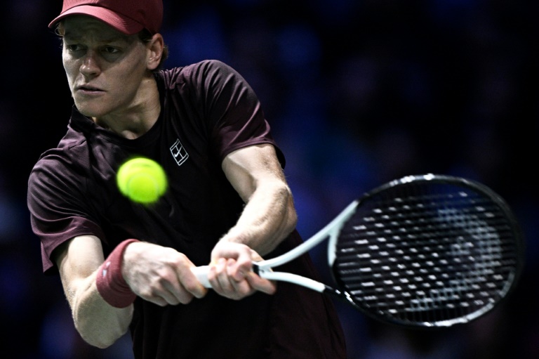 الإيطالي يانيك سينر خلال مباراته ضد الأميركي بن شيلتون في ربع نهائي دورة باريس لماسترز الالف نقطة في باريس في 31 تشرين الأول/أكتوبر 2025