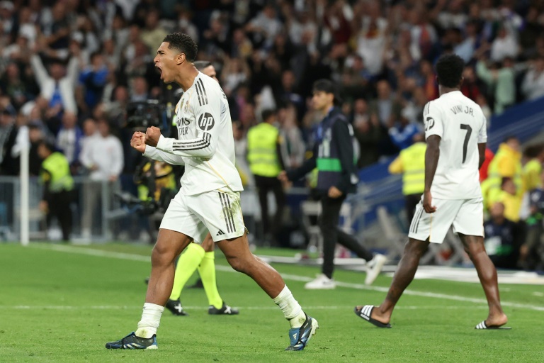 الإنكليزي جود بيلينغهام لاعب ريال مدريد يحتفل بعد الفوز على برشلونة في الدوري الإسباني لكرة القدم. ملعب سانتياغو برنابيو، مدريد، في 26 تشرين الأول/أكتوبر 2025