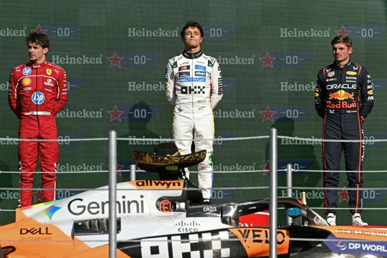 سائق ماكلارين البريطاني لاندو نوريس الفائز بجائزة المكسيك الكبرى يتوسط سائق فيراري شارل لوكلير من موناكو وسائق ريد بول الهولندي ماكس فيرستابن في 26 تشرين الأول/أكتوبر 2025