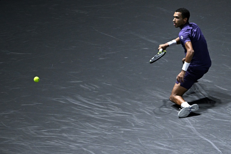 الكندي فيليكس أوجيه-ألياسيم يرد كرة في المباراة ضد فالنتان فاشرو من موناكو في ربع نهائي دورة باريس لماسترز الالف نقطة في 31 تشرين الأول/أكتوبر 2025