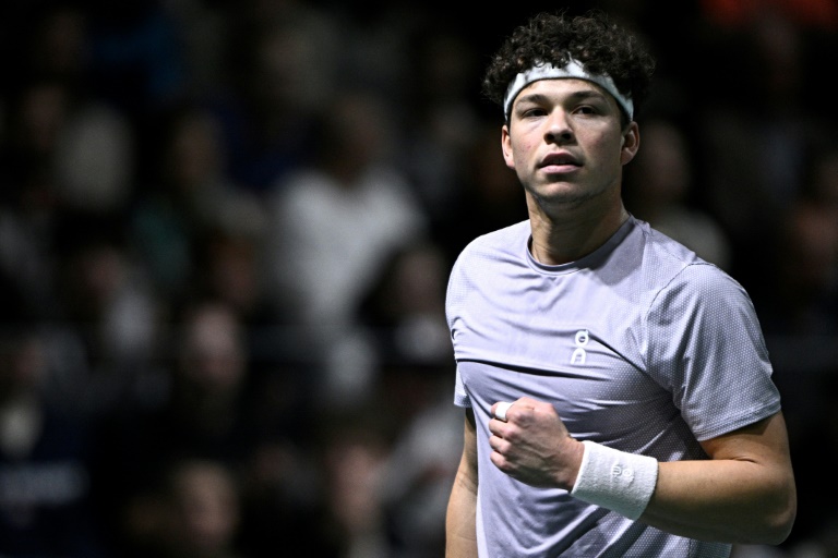 الأميركي بن شيلتون خلال مباراته أمام الروسي أندري روبليف في ثمن نهائي دورة باريس لماسترز الألف نقطة في كرة المضرب في 30 تشرين الأول/أكتوبر 2025