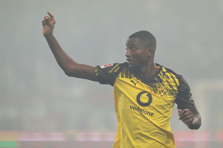 مهاجم بوروسيا دورتموند الدولي الغيني سيرهو غيراسي يحتفل بهدف الفوز في مرمى المضيف أوغسبورغ (1-0) في الدوري الألماني في 31 تشرين الأول/أكتوبر 2025