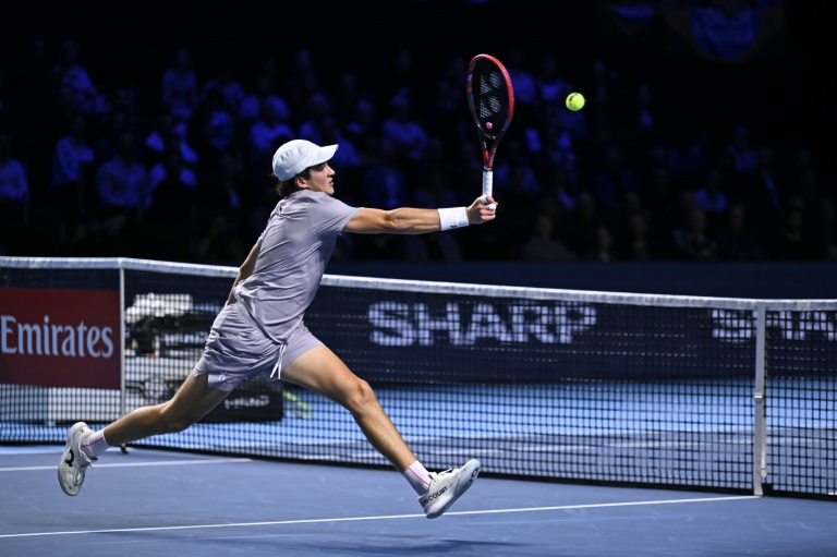 البرازيلي جواو فونسيكا في نهائي دورة بازل لكرة المضرب أمام الإسباني أليخاندرو دافيدوفيتش فوكينا. بازل، في 26 تشرين الأول/أكتوبر 2025