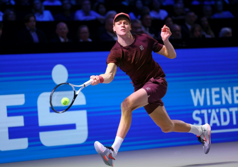 الإيطالي يانيك سينر يصد كرة الألماني ألكسندر زفيريف في نهائي دورة فيينا المفتوحة للتنس في فيينا في 26 تشرين الأول/أكتوبر 2025