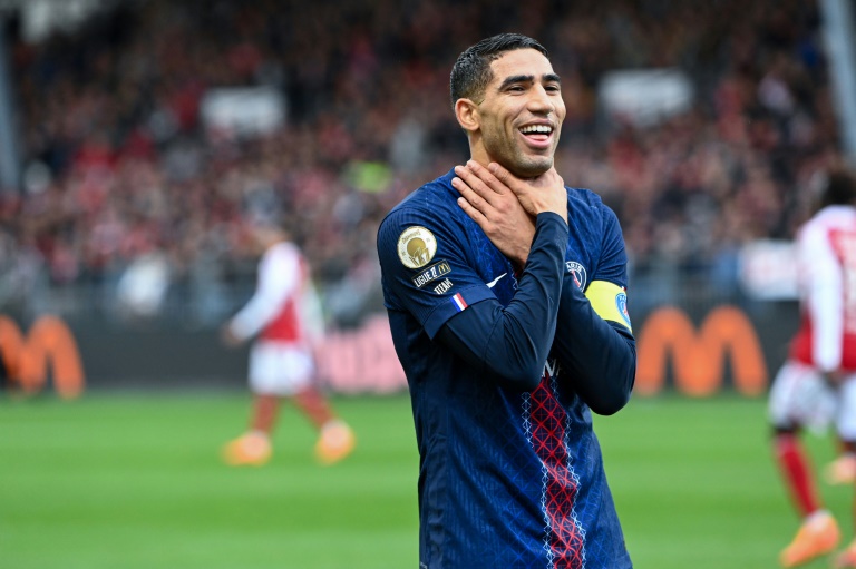 قائد باريس سان جرمان المغربي أشرف حكيمي محتفلا بتسجيله احد هدفيه في مرمى بريست في الدوري الفرنسي. 25 تشرين الاول/اكتوبر 2025