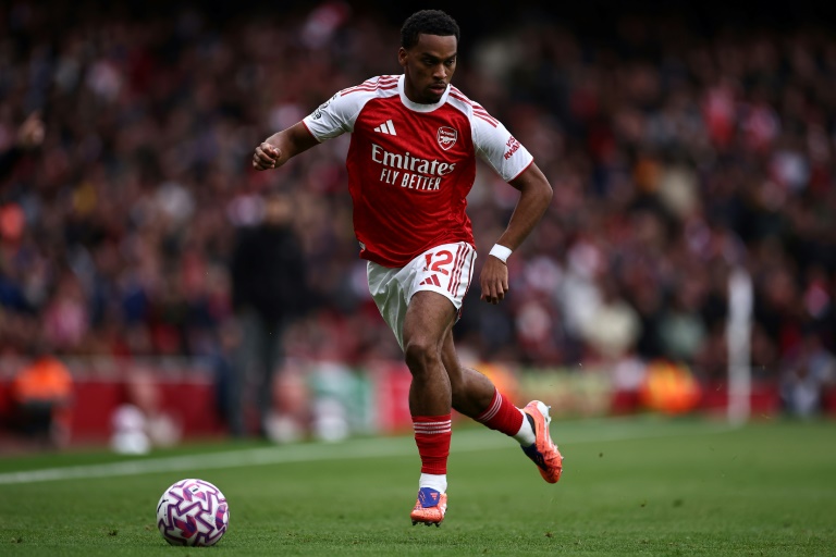 مدافع أرسنال، الهولندي يوريين تيمبر خلال مواجهة كريستال بالاس في الدوري الإنكليزي لكرة القدم بتاريخ 26 تشرين الأول/اكتوبر 2025
