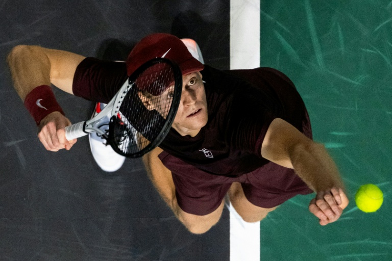 الايطالي يانيك سينر يرسل خلال مباراته مع البلجيكي زيزو بيرغز في دورة باريس لكرة المضرب في 29 تشرين الأول/أكتوبر 2025
