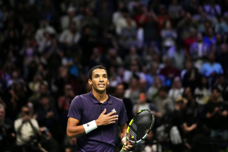الكندي فيليكس أوجيه-ألياسيم بعد فوزه على الكازاخستاني ألكسندر بوبليك في نصف نهائي دورة باريس لماسترز الألف نقطة في الاول من تشرين الثاني/نوفمبر 2025