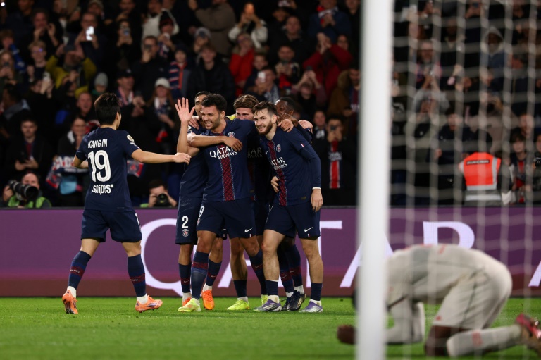 لاعبو باريس سان جرمان يحتفلون بهدف قاتل في مرمى نيس ضمن الدوري الفرنسي لكرة القدم. ملعب بارك دي برانس، باريس، في 1 تشرين الثاني/نوفمبر 2025