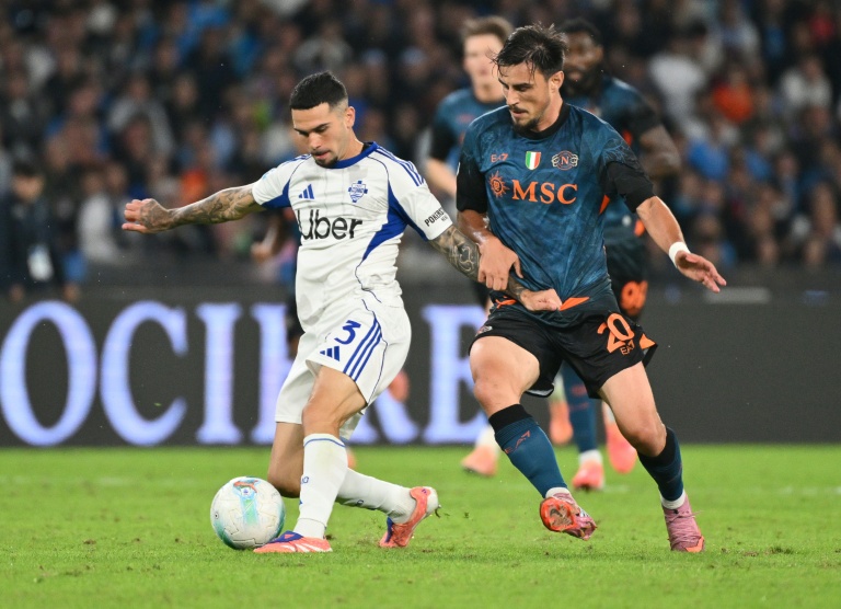 لاعب وسط كوم الفرنسي لوكاس دا كونيا في مواجهة لاعب وسط نابولي المقدوني الشمالي إلييف إلماس خلال المرحلة العاشرة من الدوري الإيطالي. في 1 تشرين الثاني/نوفمبر 2025 على ملعب دييغو أرماندو مارادونا.