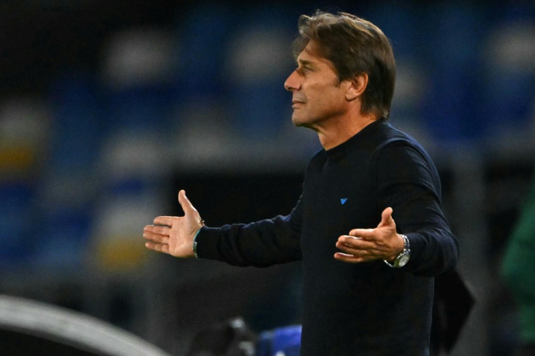 أنتونيو كونتي مدرب نابولي الإيطالي في مواجهة أينتراخت فرانكفورت الألماني ضمن دوري أبطال أوروبا لكرة القدم، في 4 تشرين الثاني/نوفمبر 2025