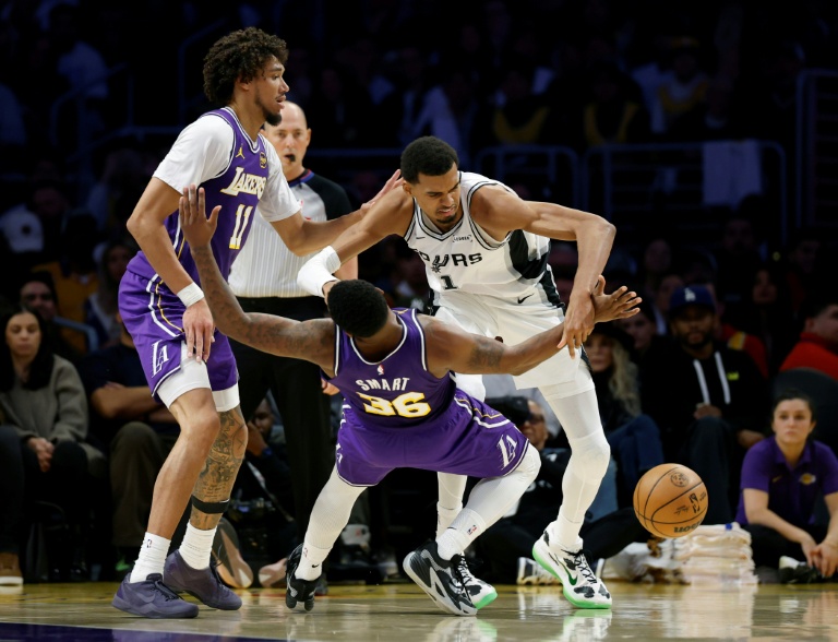 الفرنسي فيكتور ويمبانياما (إلى اليمين) خلال مباراة فريقه سان أنتونيو سبيرز ولوس أنجلوس ليكرز في ملعب 