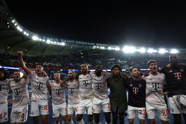 لاعبو بايرن ميونيخ الألماني يحتفلون بعد الفوز على باريس سان جرمان الفرنسي في دوري أبطال أوروبا لكرة القدم. ملعب بارك دي برانس، باريس، في 4 تشرين الثاني/نوفمبر 2025
