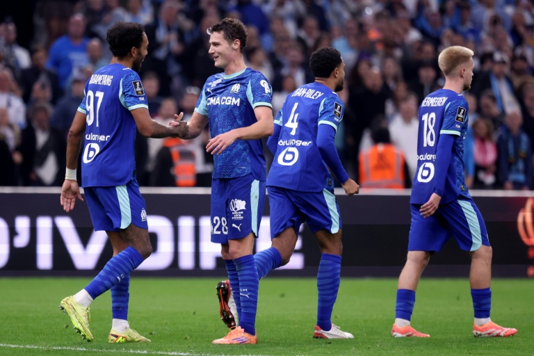 لاعبو مرسيليا يحتفلون بالفوز على على بريست (3-0) في الدوري الفرنسي في مرسيليا في الثامن من تشرين الثاني/نوفمبر 2025