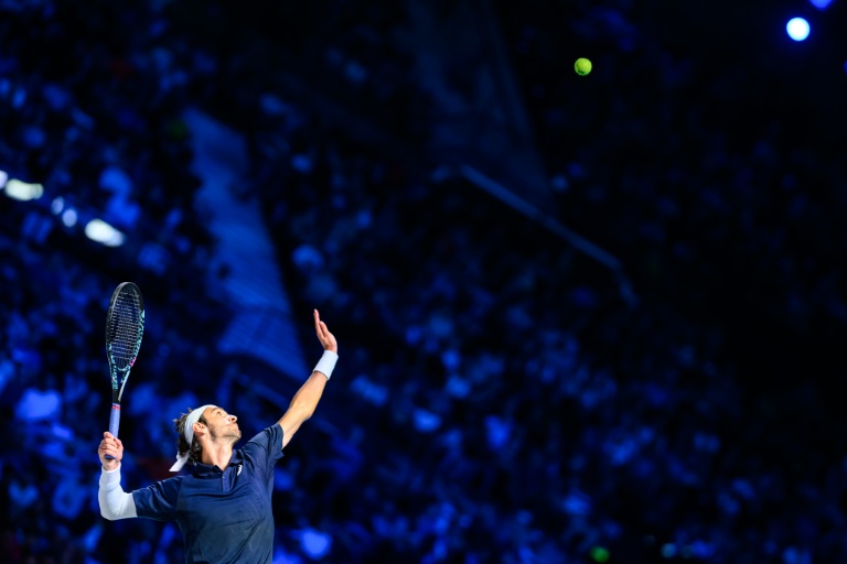 الإيطالي لورنتسو موزيتي يُرسل الكرة إلى الألماني ألكسندر زفيريف خلال مباراة نصف نهائي دورة فيينا لكرة القدم في 25 تشرين الأول/أكتوبر 2025.