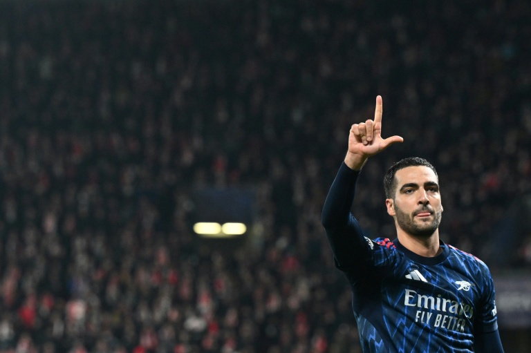 المهاجم الاسباني لارسنال الانكليزي ميكل ميرينو يحتفل بثنائيته في مرمى سلافيا براغ التشيكي (3-0) في الجولة الرابعة من مسابقة دوري ابطال اوروبا في براغ في الرابع من تشرين الثاني/نوفمبر 2025