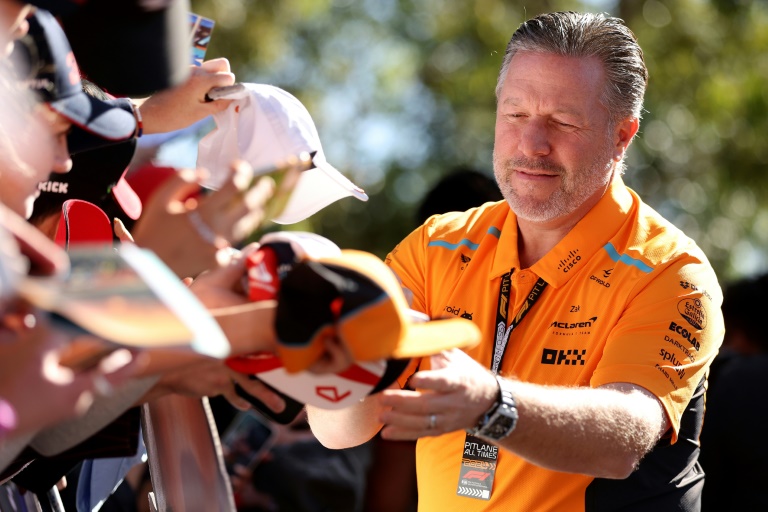 الأميركي زاك براون مدير ماكلارين يوقع اوتوغرافات للجماهير في حلبة ألبرت بارك قبل سباق جائزة أستراليا للفورمولا واحد في ملبورن في 21 آذار/مارس 2024