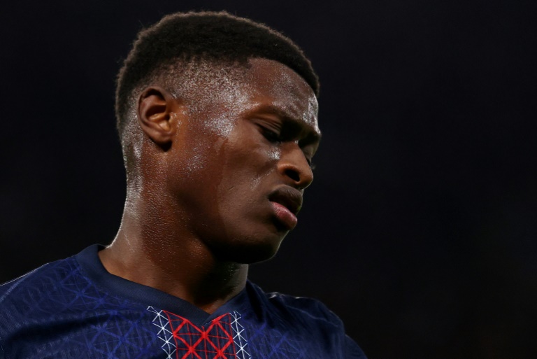 البرتغالي نونو منديش مدافع باريس سان جرمان الفرنسي أمام بايرن ميونيخ الألماني ضمن دوري أبطال أوروبا لكرة القدم. ملعب بارك دي برانس، باريس، في 4 تشرين الثاني/نوفمبر 2025