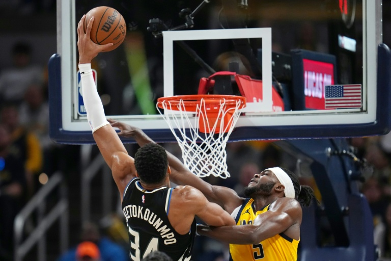 قاد يانيس فريقه ميلووكي إلى فوز صعب في أرض مضيفه إنديانا