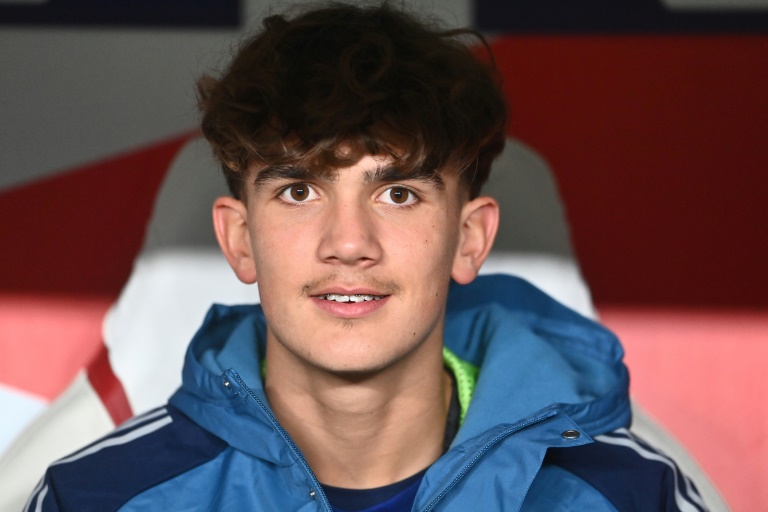 لاعب وسط أرسنال الإنكليزي ماكس داومان قبل انطلاق المباراة ضد سلافيا براغ التشيكي في الجولة الرابعة من مسابقة دوري ابطال اوروبا في براغ في الرابع من تشرين الثاني/نوفمبر 2025