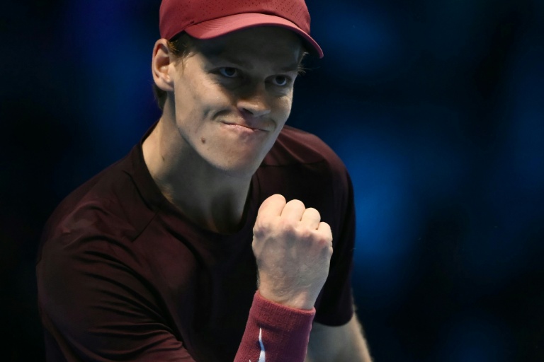 الايطالي يانيك سينر خلال مباراته مع الكندي فيليكس أوجيه-ألياسيم في بطولة أيه تي بي الختامية لكرة المضرب. تورينو في 10 تشرين الثاني/نوفمبر 2025