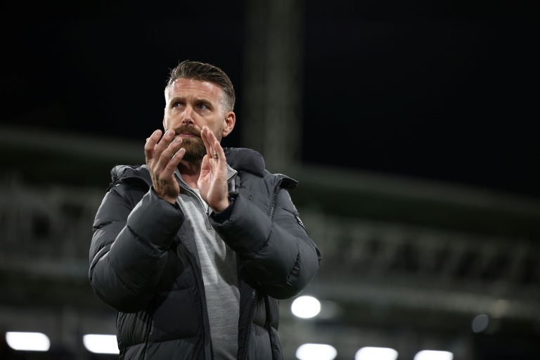 روب إدواردز يحيي جماهير فريقه لوتون تاون بعد مباراة في الدوري الإنكليزي الممتاز ضد إيفرتون على ملعب كينيلوورث رود في لوتون، شمال لندن، في الثالث من أيار/مايو 2024