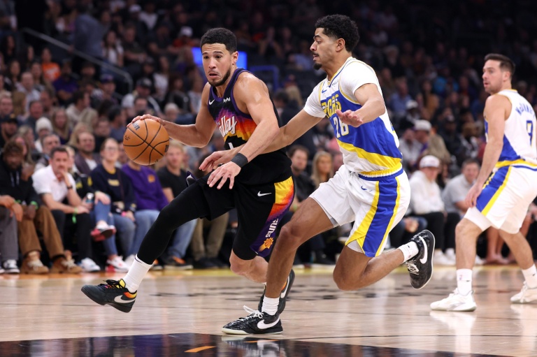 ديفن بوكر نجم فينيكس صنز (إلى اليسار) يحاول تجاوز بن شيبرد من إنديانا بيسرز في دوري كرة السلة الأميركي للمحترفين في فينيكس في 13 تشرين الثاني/نوفمبر 2025