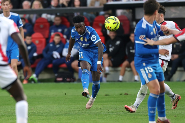 البرازيلي فينيسيوس جونيور مهاجم ريال مدريد يسدد في مواجهة رايو فايكانو ضمن الدوري الإسباني لكرة القدم، في 9 تشرين الثاني/نوفمبر 2025