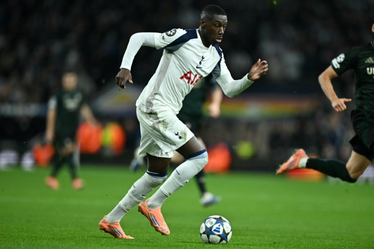 الفرنسي راندال كولو مواني مهاجم توتنهام الإنكليزي في مواجهة كوبنهاغن الدنماركي ضمن دوري أبطال أوروبا لكرة القدم. لندن، في 4 تشرين الثاني/نوفمبر 2025