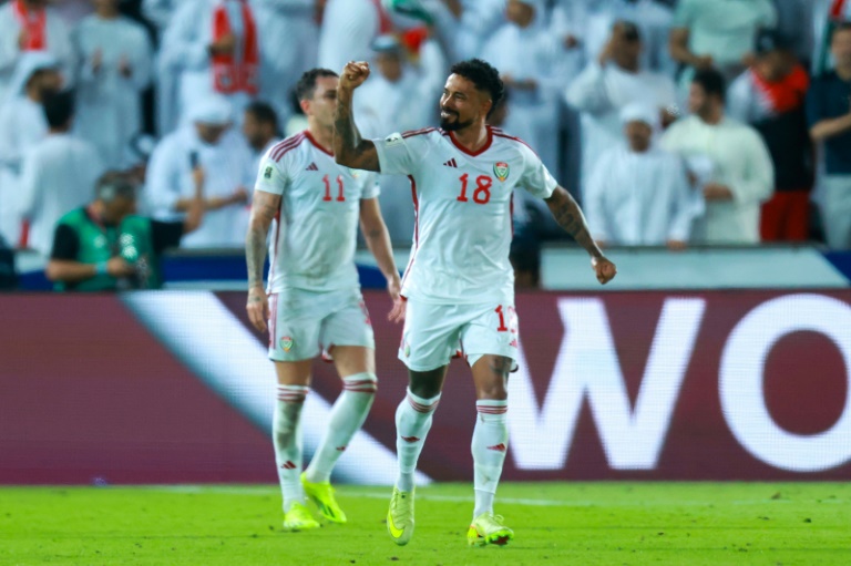 كايو لوكاس مهاجم المنتخب الإماراتي يحتفل بهدف في مرمى نظيره العماني ضمن تصفيات كأس العالم لكرة القدم 2026. استاد جاسم بن حمد، الدوحة، في 11 تشرين الأول/أكتوبر 2025