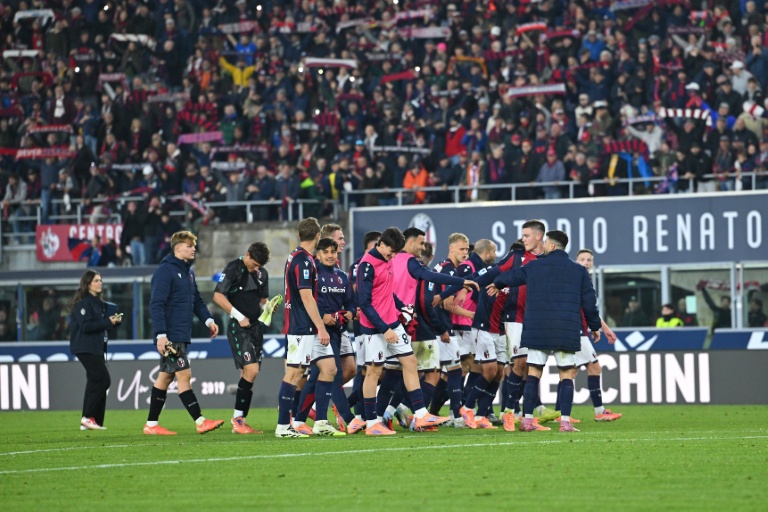 لاعبو بولونيا يحتفلون بالفوز على نابولي في الدوري الايطالي لكرة القدم. بولونيا في 9 تشرين الثاني/نوفمبر 2025