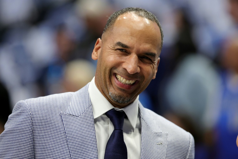 نيكو هاريسون المدير العام لفريق دالاس مافريكس قبل مواجهة سان أنتونيو سبيرز في ملعب