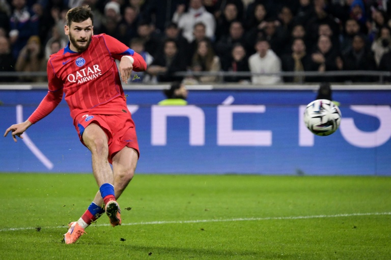 الجورجي خفيتشا كفاراتسخيليا لاعب باريس سان جرمان يسجل في مرمى ليون ضمن الدوري الفرنسي لكرة القدم، في 9 تشرين الثاني/نوفمبر 2025
