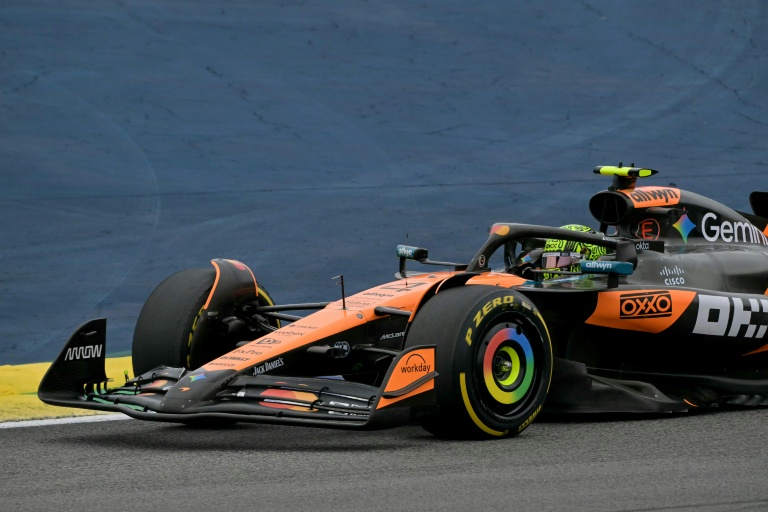 سائق ماكلارين البريطاني لاندو نوريس خلال جائزة ساو باولو الكبرى للفورمولا واحد. ساو باولو، البرازيل، في 9 تشرين الثاني/نوفمبر 2025