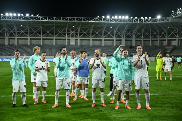 لاعبو النمسا يحتفلون بعد الفوز على قبرص في ملعب ألفاميغا في كولوسي في ليماسول في 15 تشرين الثاني/نوفمبر 2025