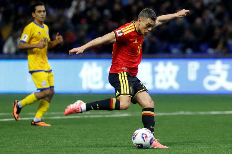 لاعب خط الوسط البلجيكي لياندرو تروسار يسدد الكرة في مواجهة كازاخستان في التصفيات الأوروبية المؤهلة لمونديال 2026 في أستانا أرينا في 15 تشرين الثاني/نوفمبر 2025