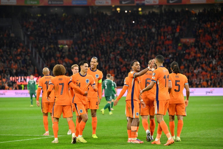 لاعبو المنتخب الهولندي يحتفلون بالتأهل الى مونديال 2026 بالفوز على ليتوانيا 4-0 في الجولة الاخيرة من التصفيات الاوروبية في امستردام في 17 تشرين الثاني/نوفمبر 2025