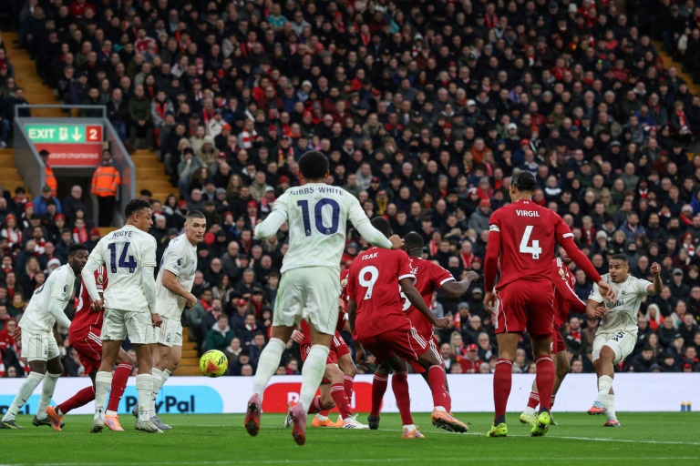 البرازيلي موريلو مدافع نوتنغهام فوريست يسجل في مرمى ليفربول ضمن الدوري الإنكليزي لكرة القدم. ملعب أنفيلد، ليفربول، في 22 تشرين الثاني/نوفمبر 2025