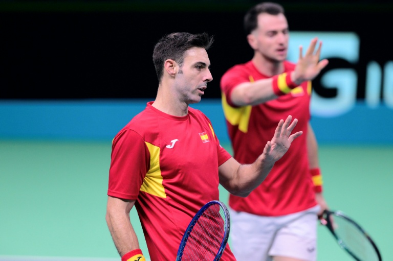 الاسبانيان مارسيل غرانويرس (يمين) وبيدرو مارتينيس يحتفلان بفوزهما في مباراة الزوجي على الالمانيين كيفين كرافييتس وتيم بويرتس في الدور نصف النهائي لمسابقة كأس ديفيس في بولونيا الايطالية في 22 تشرين الثاني/نوفمبر 2025 و3-6 و6-2.