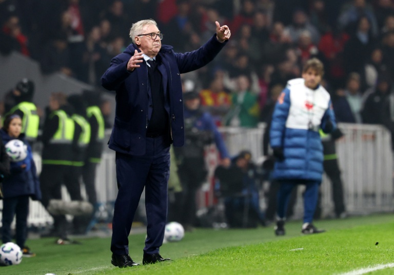 الإيطالي كارلو أنشيلوتي مدرب البرازيل يوجه لاعبيه أمام تونس خلال المباراة الودية في ملعب بيار موروا في فيلنوف داسك شمال فرنسا في 18 تشرين الثاني/نوفمبر 2025